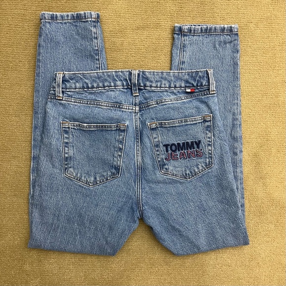 Tommy Hilfiger Logo Embroidered and Patchwork High Waisted Mom Jeans - Picture 6 of 6